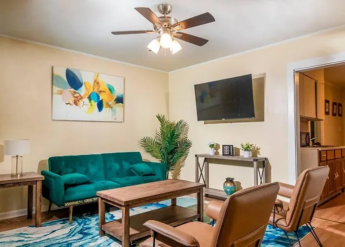 Exquisite Rogers Park 1 Bedroom, 1 Bath Near Evanston *