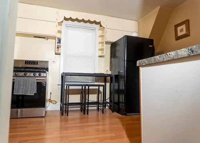 Exquisite Rogers Park 1 Bedroom, 1 Bath Near Evanston
