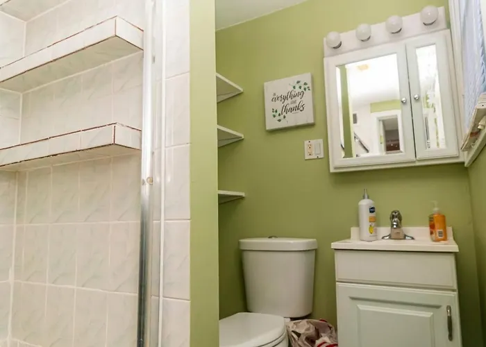Exquisite Rogers Park 1 Bedroom, 1 Bath Near Evanston Chicago